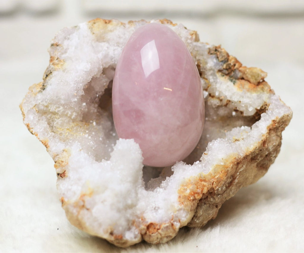 Krystalová druza je místo, kam si můžete bezpečně odložit vaše Yoni vajíčko, nebo Yoni hůlku. Nabíječka je vhodná i pro náramky a jiné šperky