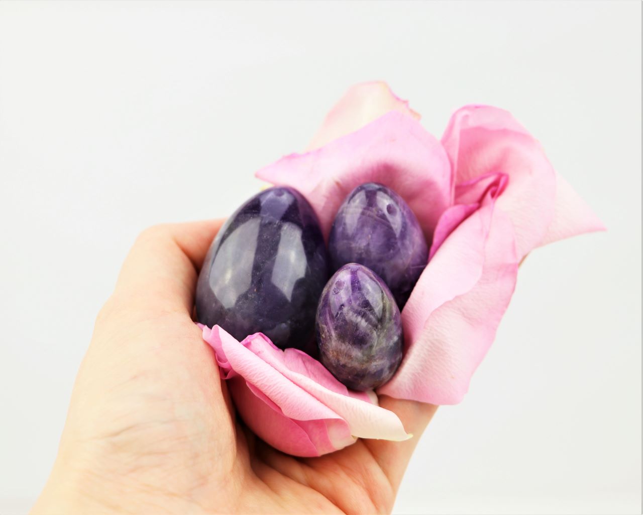 Yoni vajíčko neboli Yoni egg je krystalový pomocník každé ženy. Vyberte si svůj krystal a rozvíjejte svoji intimitu.